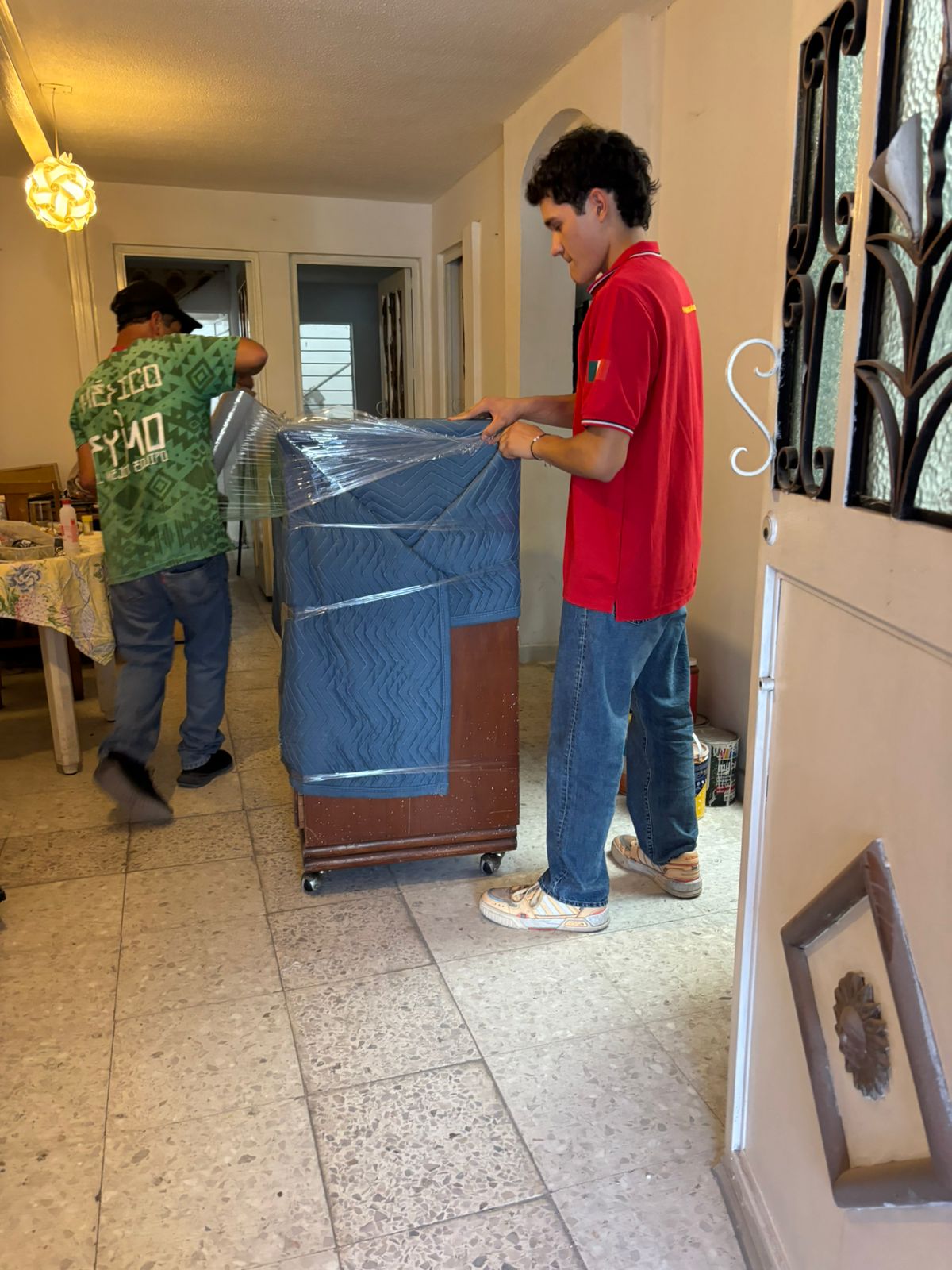 Traslado de cajas y pertenencias en mudanza residencial FYMO