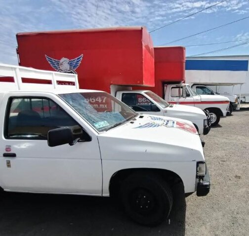 Equipo de Mudanzas FYMO cargando muebles con cuidado